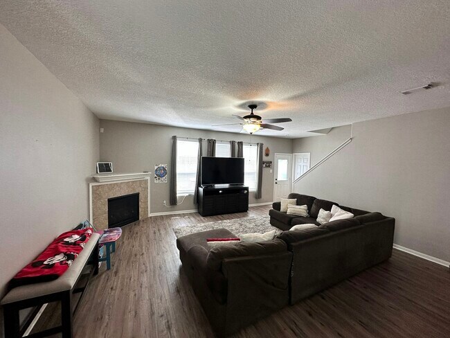 Foto del edificio - 5026 Forest Hurst Dr