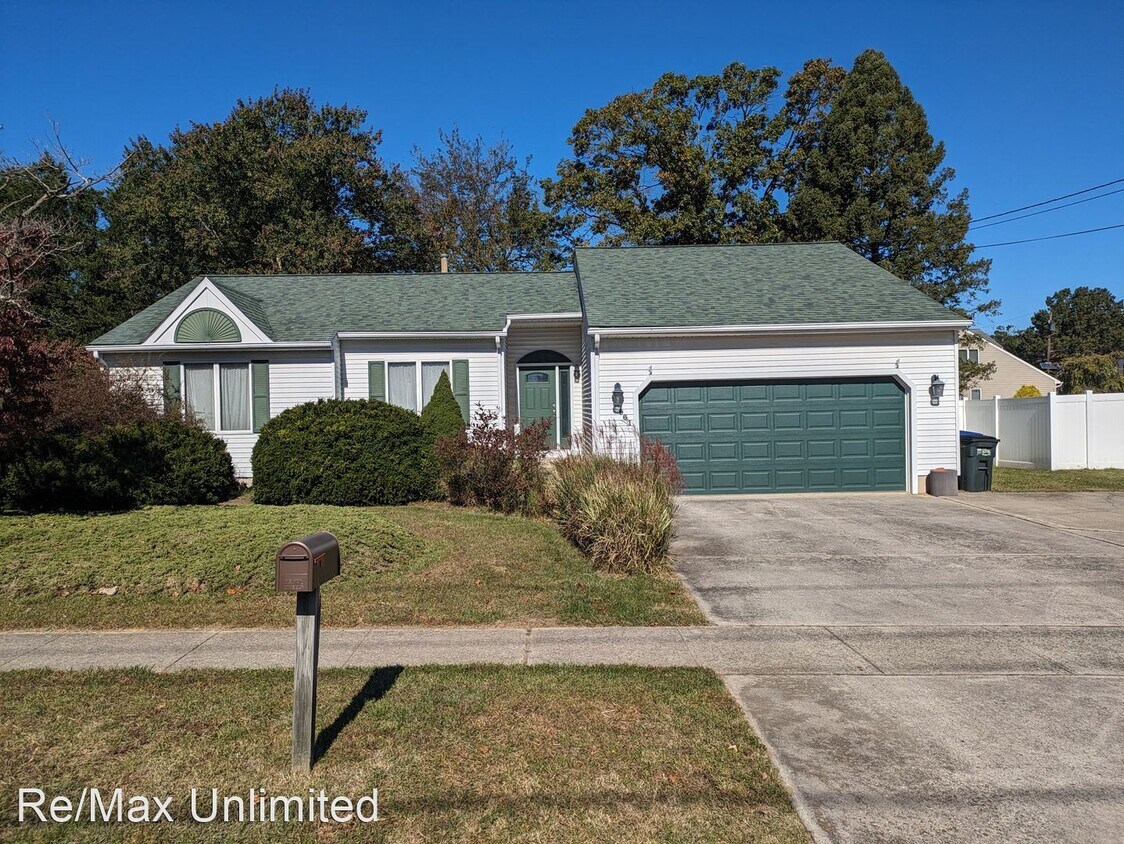Foto principal - 3 br, 2 bath House - 961 Olive St