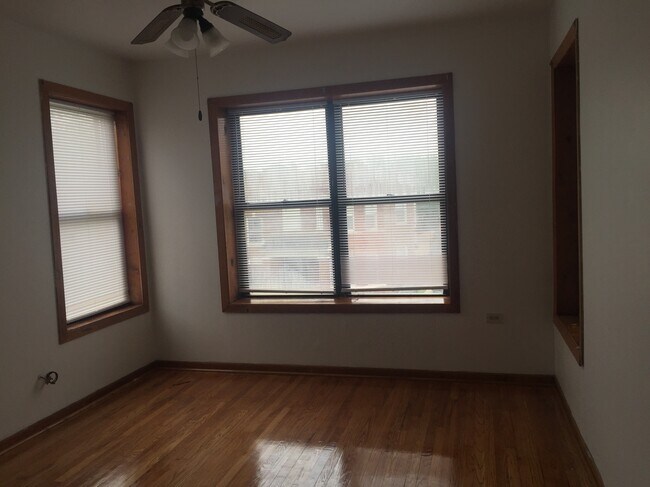 Living room - 4328 W Dickens Ave
