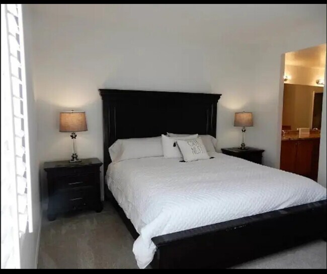 Main bedroom with walkin closet and bathroom ensuite - 43719 Avenida Alicante