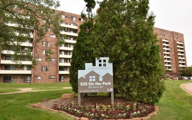 Foto del edificio - 920 John R Rd