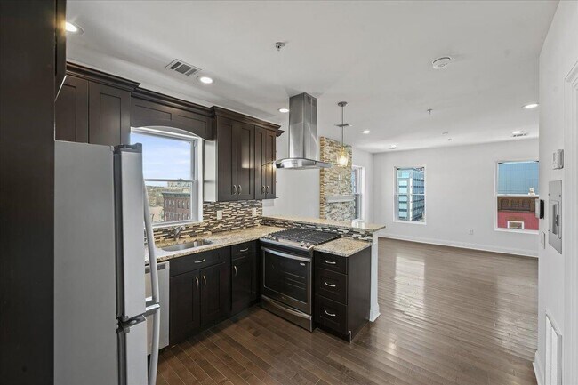 Building Photo - 211 Bay St