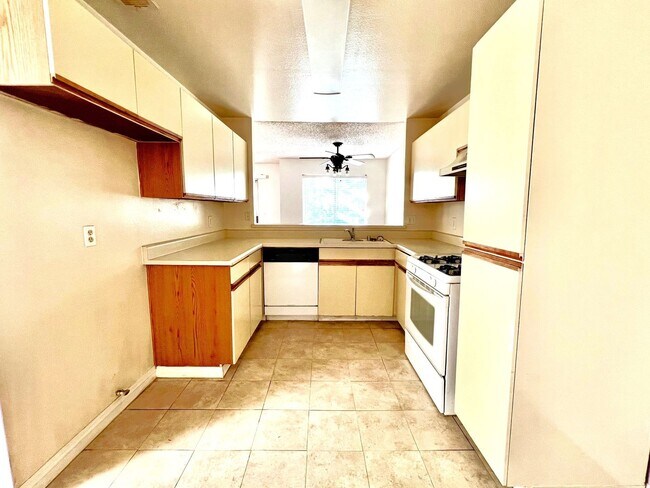 Foto del edificio - 2-Bedroom, 2-Bath Upstairs Condo Unit in Gated Pomona Community, Water/Trash/HOA Included!