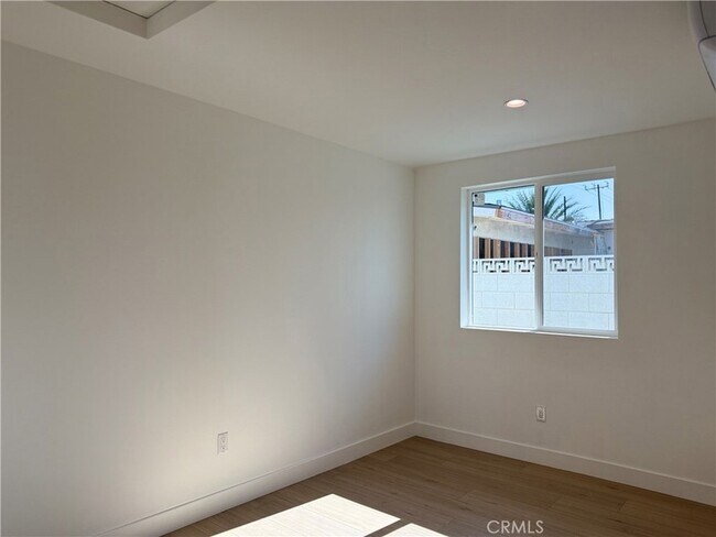 Foto del edificio - 22917 Sherman Way