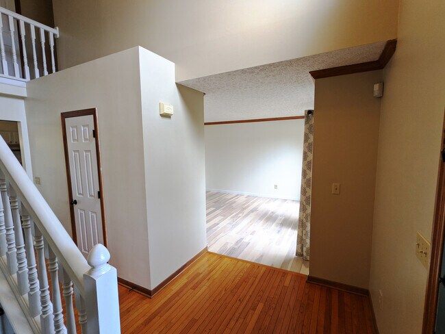 FrontDoorEntry-2 - 1827 Aurora Ave