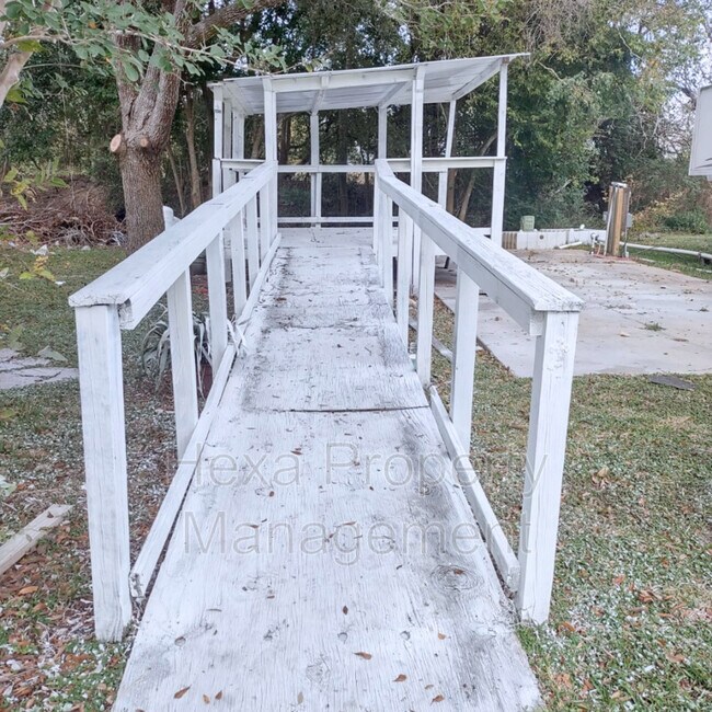 Foto del edificio - 2511 Farm to Market 646 Rd N