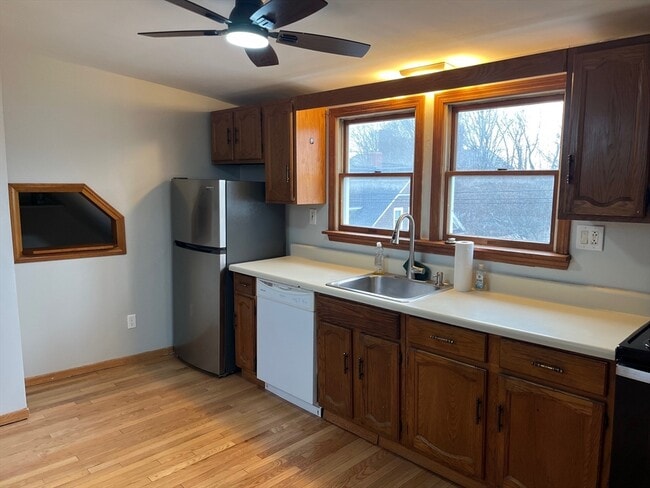 Foto del edificio - 24 Pleasant St