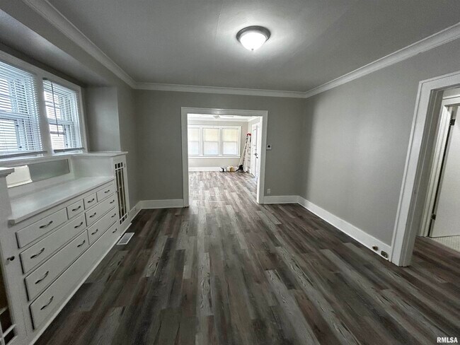 Building Photo - 715 W Loucks Ave