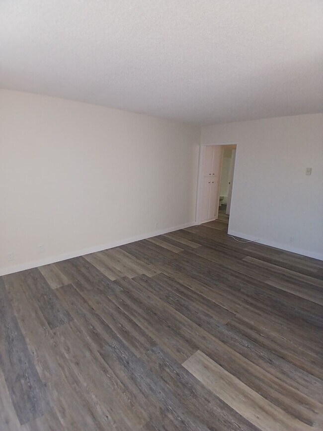 Building Photo - Large Remodeled 1BD Near Downtown Long Beach!!!