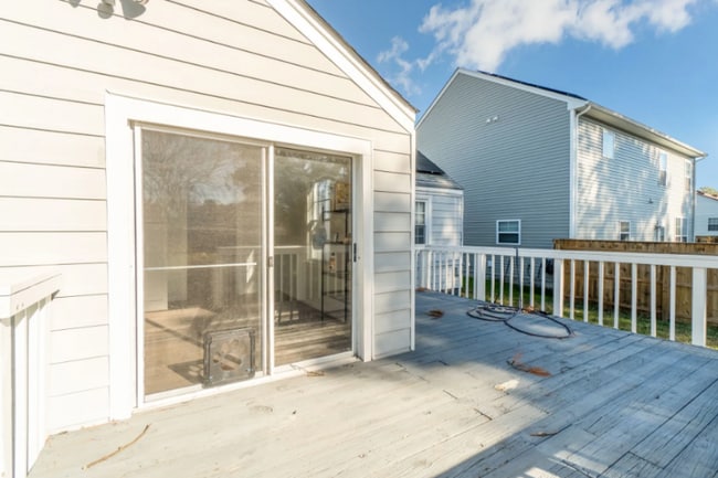 Building Photo - 4865 Hampshire Ave