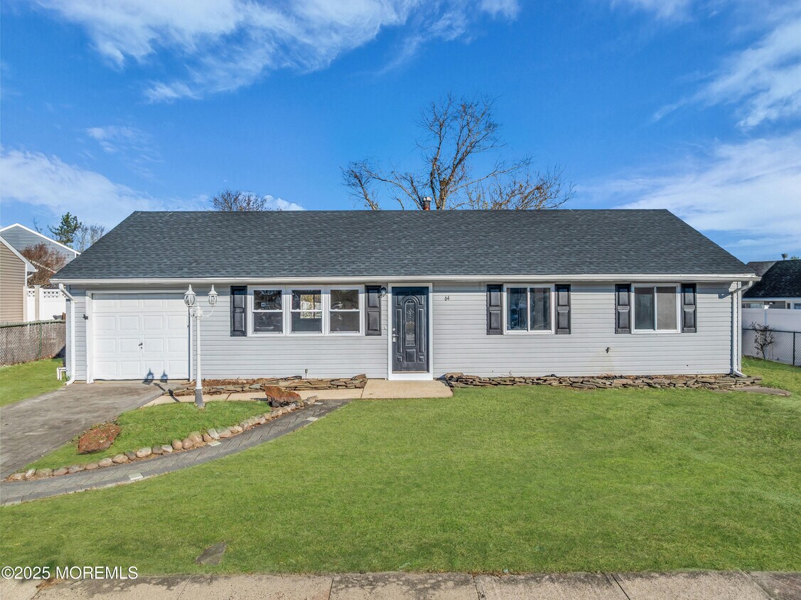 Foto principal - 64 Georgetown Blvd