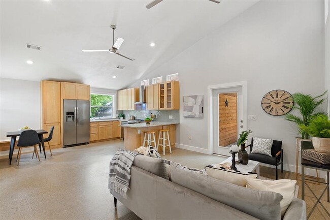 Foto del edificio - 2211 E 18th St