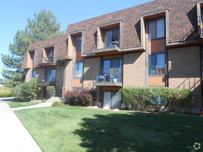 Building Photo - 3233 Lakeside Dr