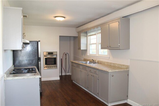 Foto del edificio - 293 Short Beach Rd