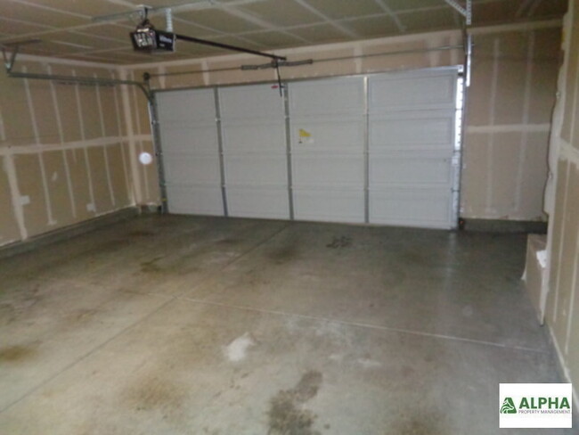 Building Photo - New paint , flooring , blinds . Fence is i...