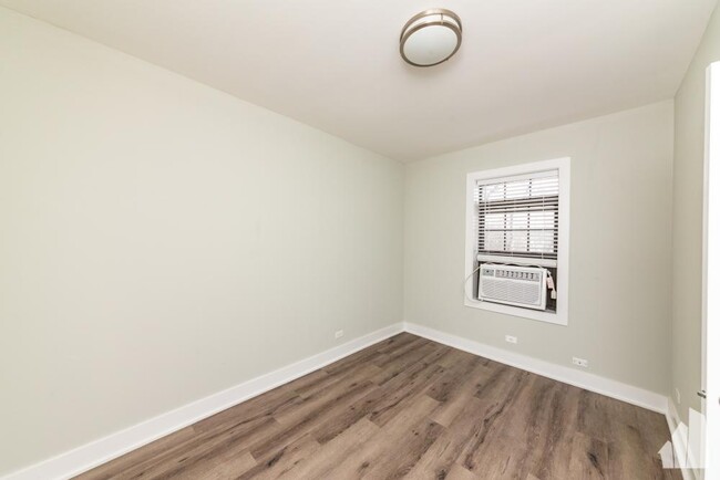 Foto del edificio - 1 bedroom in Highland Park IL 60035