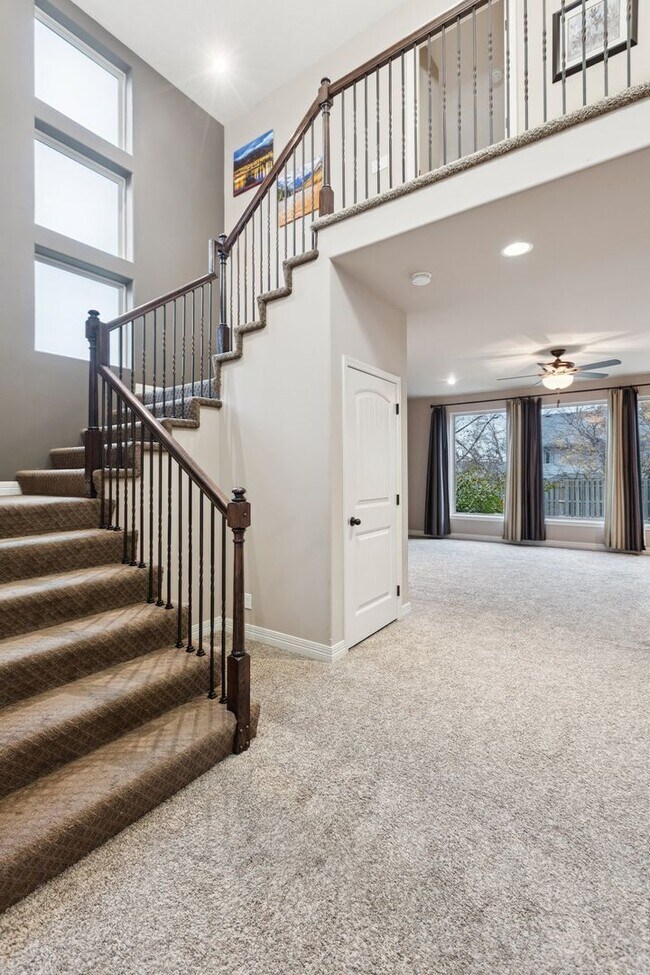 Foto del edificio - Spacious 5 Bedroom in Great Millard West Location!!