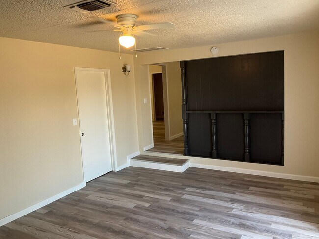 Foto del edificio - APPLY NOW!!!!