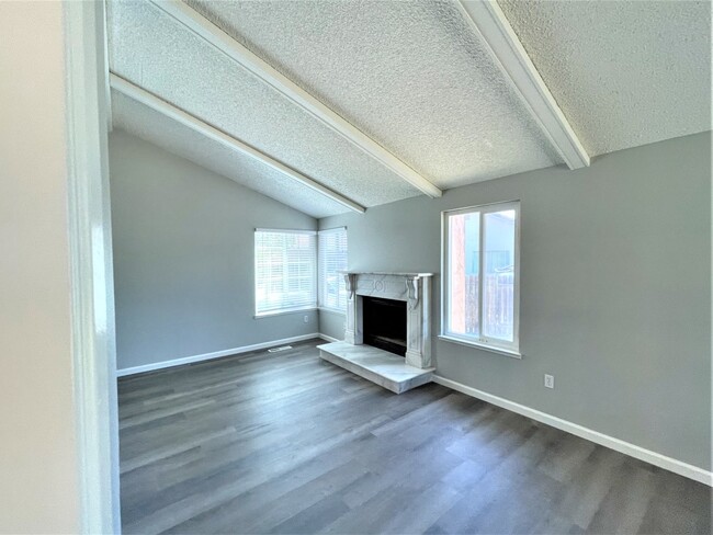 Building Photo - 550 Old River Ct