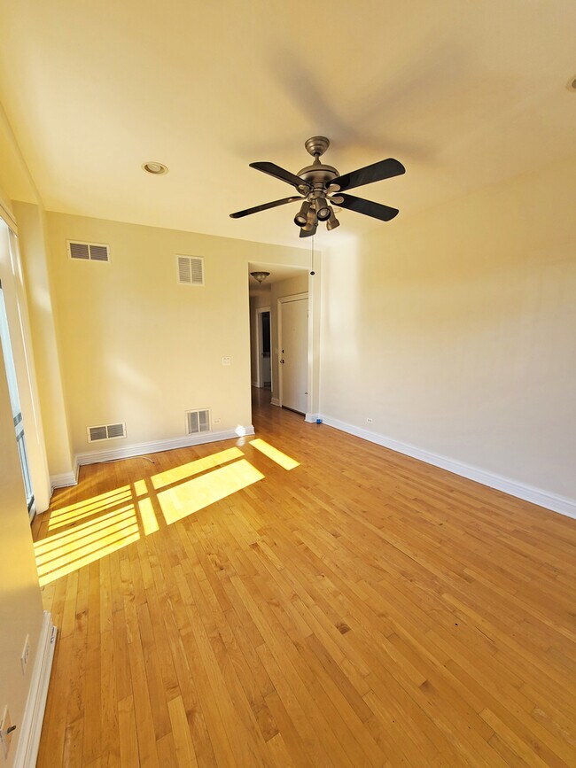 Building Photo - 2416 N Greenview Ave
