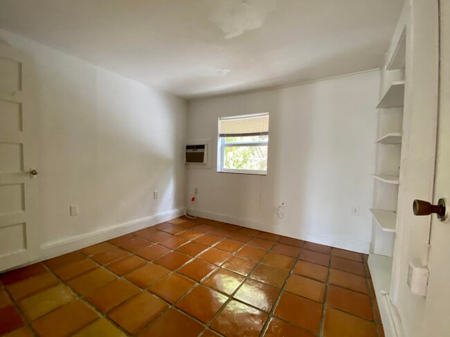 Building Photo - 256 Seminole Ave