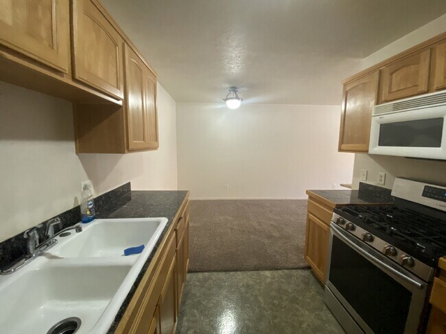 Building Photo - "2-Bedroom Condo in Saint George - Cozy Comfort with Modern Touches!"