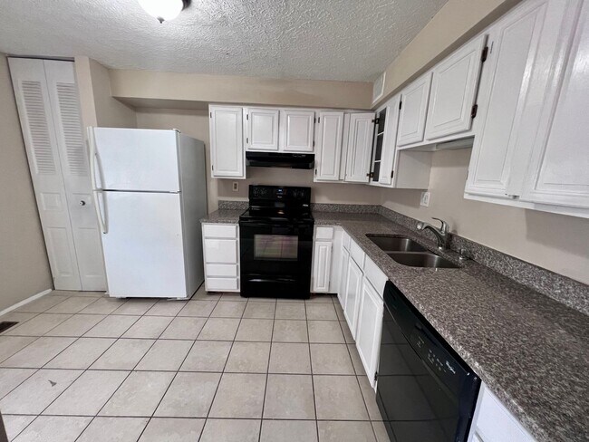 Building Photo - Lovely 3Bedroom Townhome in Queen Anne Vil...