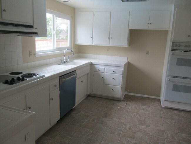 Building Photo - 522 E Collins Ave