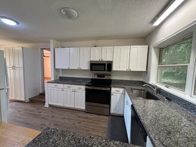 Foto del edificio - 4 bed & 3 full bath - Perfect for families and students