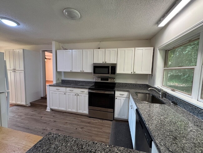 Photo - 4 bed & 3 full bath - Perfect for families and students Apartment