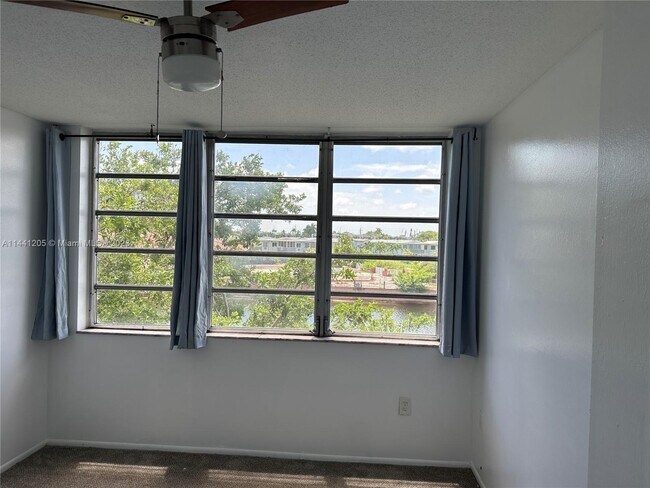 Foto del edificio - 1750 NE 191st St