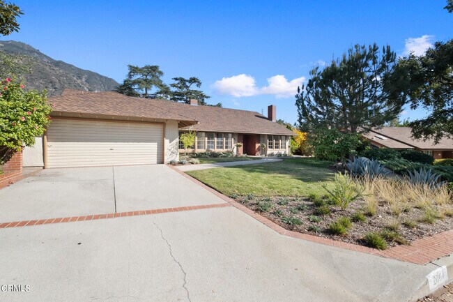 Foto del edificio - 2064 Canyon Close Rd