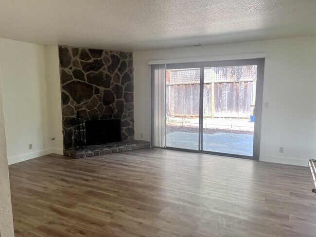 Building Photo - 578 Spinnaker Ct