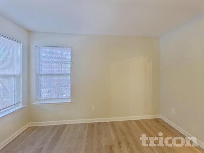 Building Photo - 1585 Kingston Dr