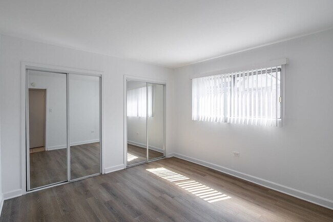 Foto del edificio - Elmhurst Deluxe One Bedroom Apartment