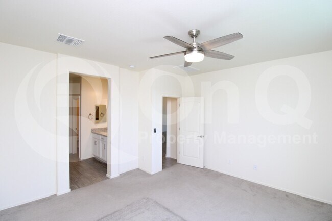Foto del edificio - 12233 W Rowel Rd