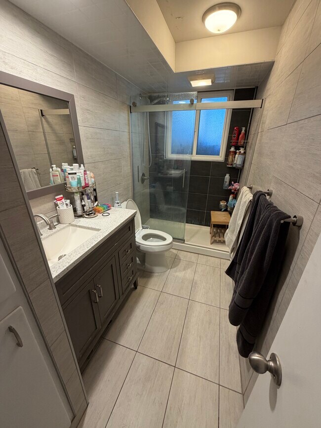 Foto del edificio - 565 W Midway Blvd