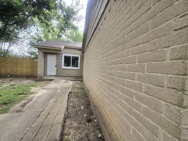 Building Photo - 5400 Linda Ln