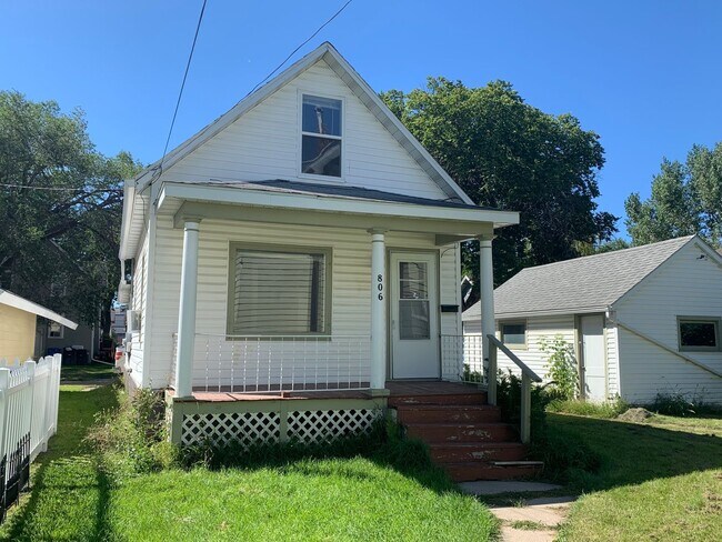 Building Photo - 2 Bedroom 1 Bath House!