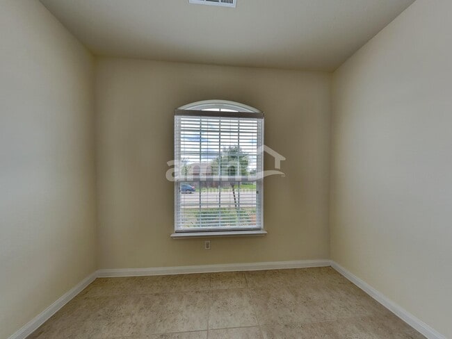 Building Photo - 1544 Park Trails Blvd