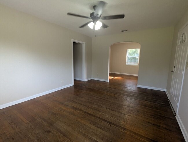 Building Photo - Great 3 Bedroom 1 Bath in convenient locat...