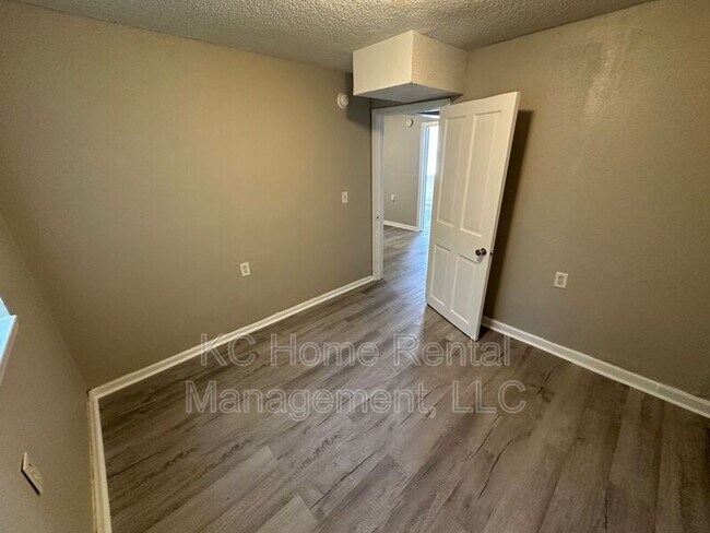 Foto del edificio - 4219 E 60 Terrace
