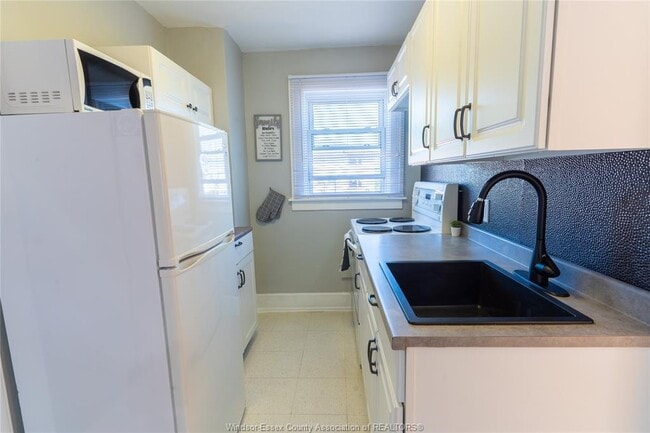 Building Photo - 1664 Goyeau St