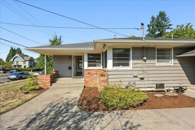 Foto del edificio - Spacious, Newly Renovated 5-Bedroom Home N...