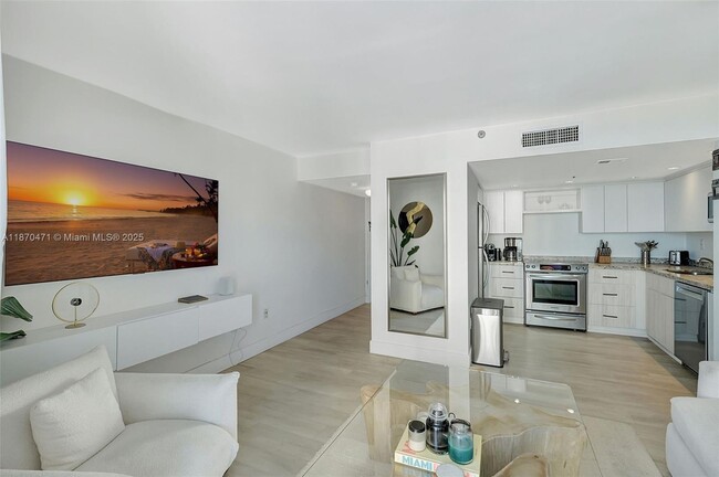 Foto del edificio - 2457 Collins Ave