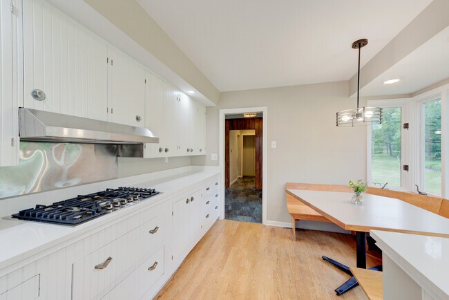 Building Photo - 24W360 Hemlock Ln