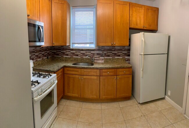 Building Photo - 3600 N Lamon Ave