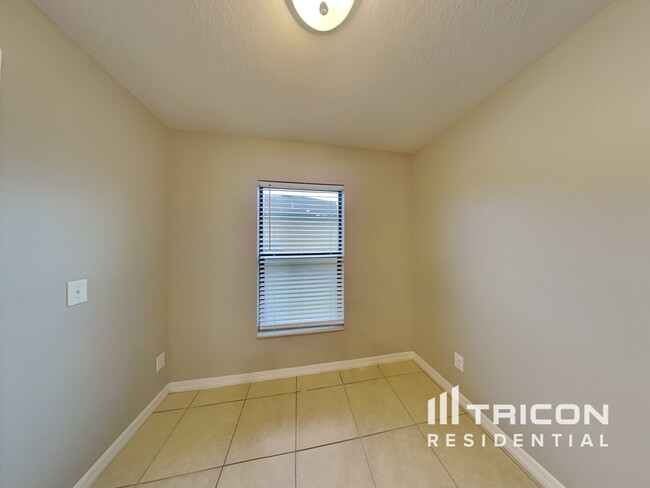 Building Photo - 1471 Swan Lake Circle Dundee FL