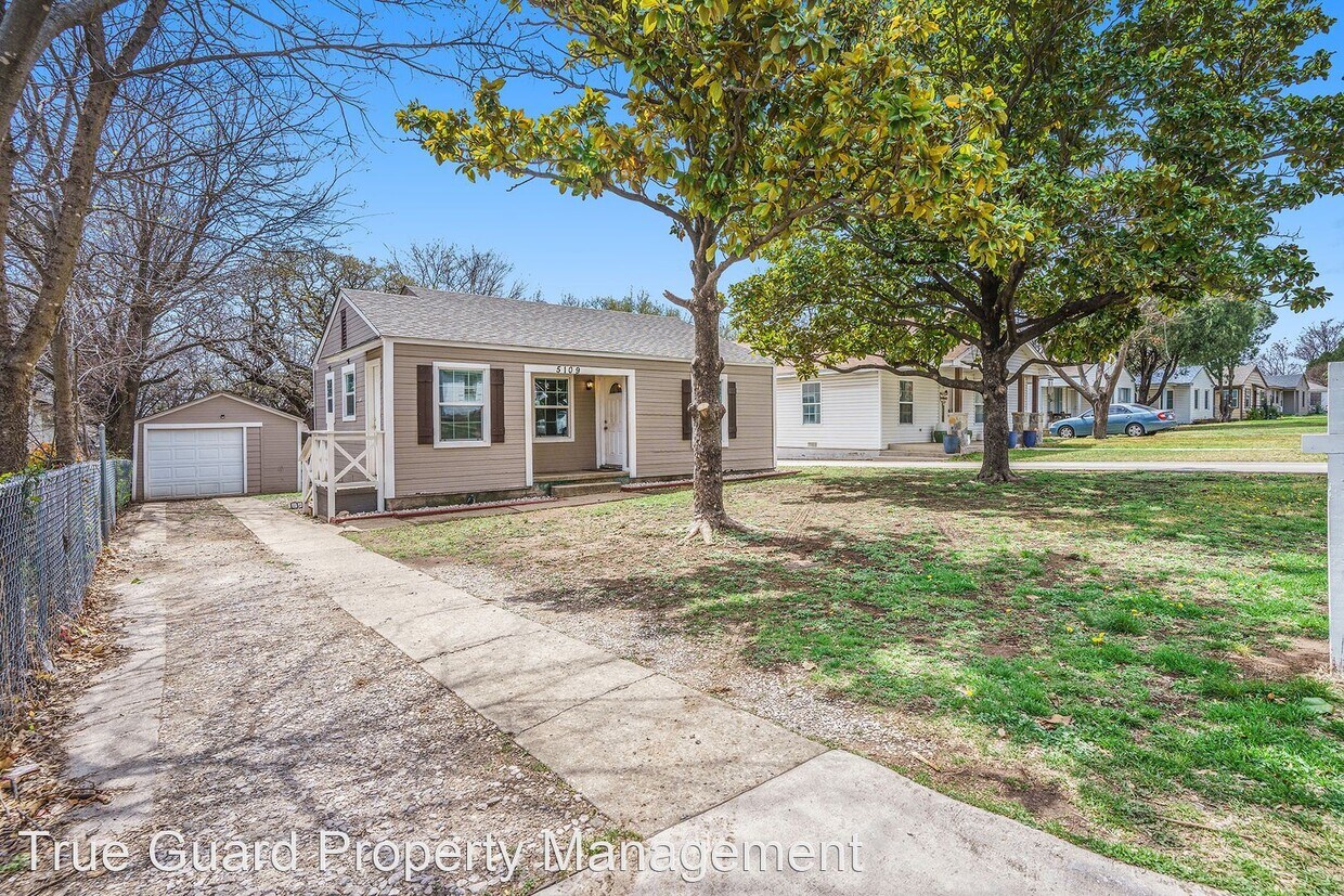 2 br, 1 bath House 5109 Almena Rd. House Rental in River Oaks, TX
