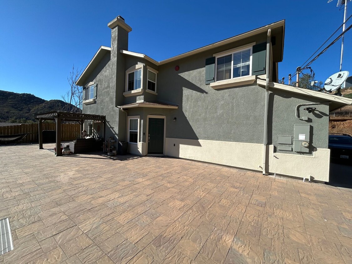 Foto principal - Fully Remodeled 3 bed 2.5 bath Home in the...